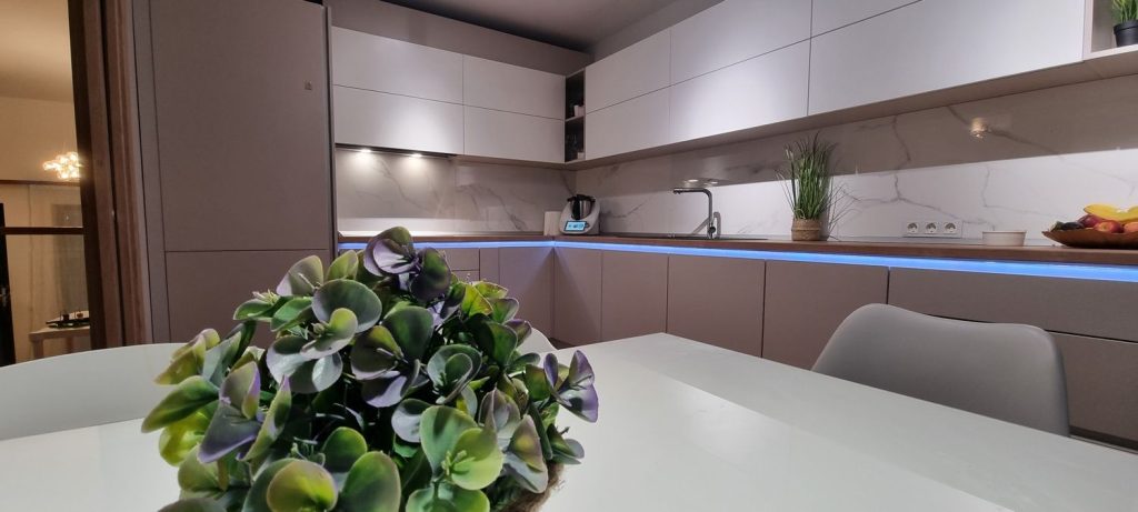 bucatarie minimalista cu Led integrat in blat